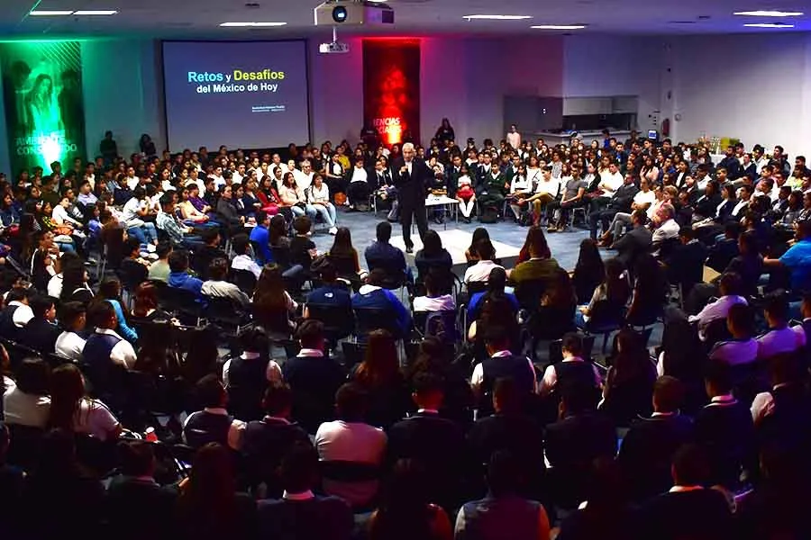 David Noel en conferencia con j&oacute;venes guanajuatenses 