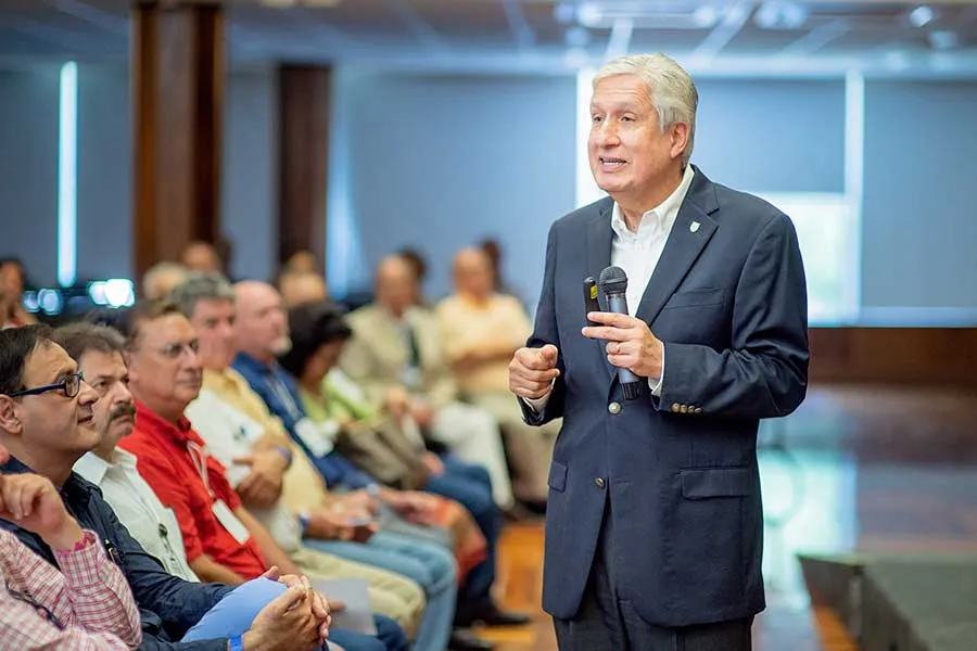 David Noel Ram&iacute;rez, rector em&eacute;rito del Tec de Monterrey, durante una pl&aacute;ticas con egresados.