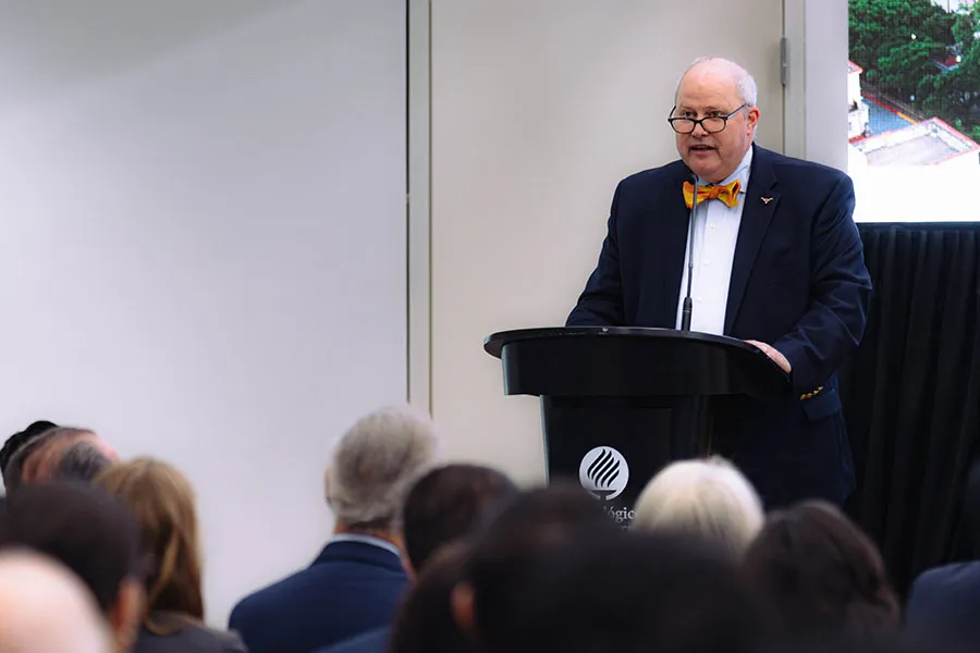 David Vanden Bout: Vicepresidente ejecutivo interino y rector de la Universidad de Texas en Austin