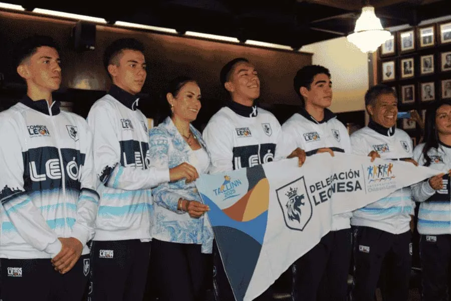 Abanderamiento del equipo con la presidenta municipal de Le&oacute;n