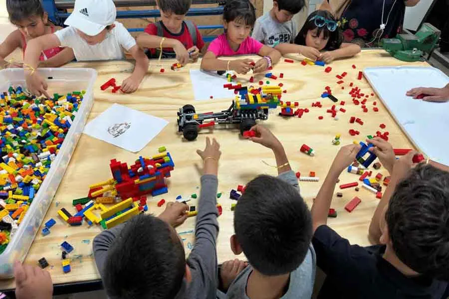 Estudiantes dan asesor&iacute;as a ni&ntilde;as y ni&ntilde;os