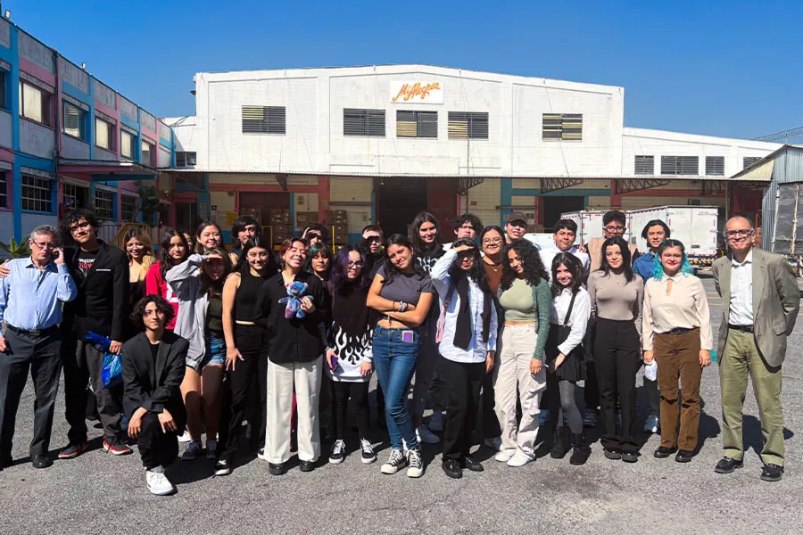 Estudiantes de Pensamiento L&oacute;gico Computacional en f&aacute;brica Juguetes Mi Alegr&iacute;a