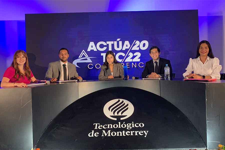 Lucero ha participado en diversas actividades y es actualmente la Presidenta de la Sociedad de Alumnos y en el Laboratorio de México y Canadá