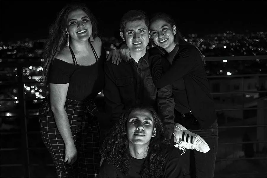 Equipo de Decadencia abraz&aacute;ndose 