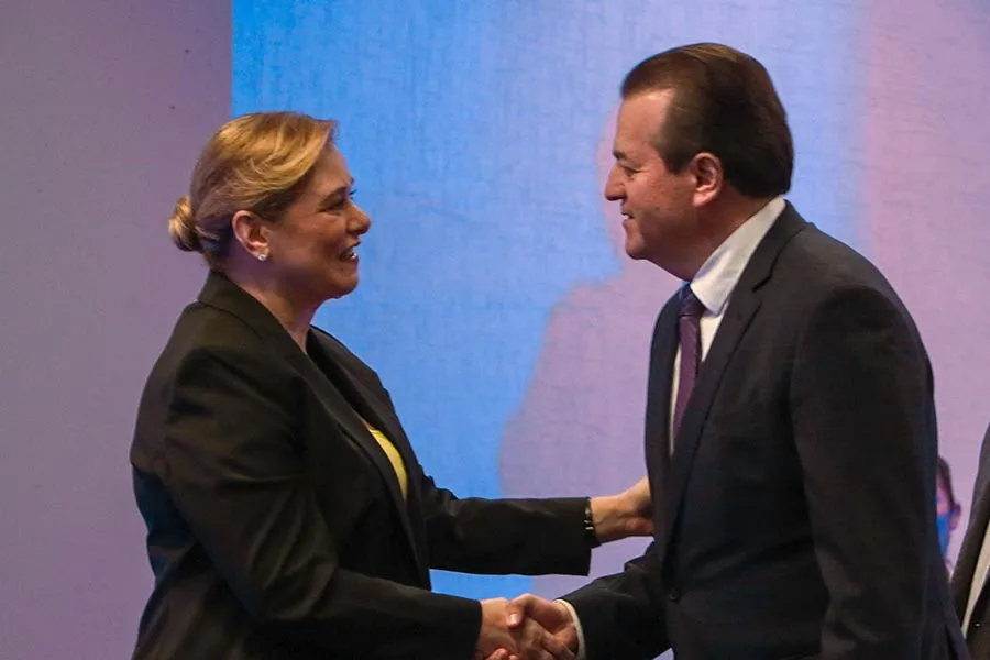 El Decano Luis Herrera Montalvo y otras autoridades durante la inauguraci&oacute;n del laboratorio.