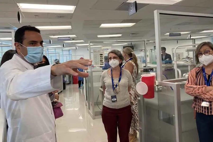 Los decanos de Brasil visitaron el Centro de Simulaci&oacute;n Cl&iacute;nica que basa su ense&ntilde;anza en el aprendizaje centrado en el paciente.