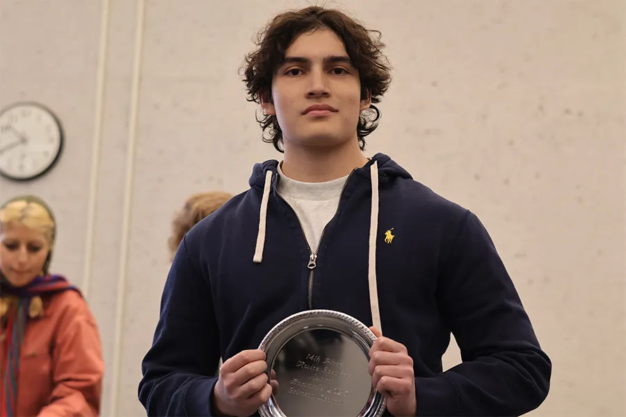 Dami&aacute;n Moreno con el premio a mejor orador individual de su categor&iacute;a.
