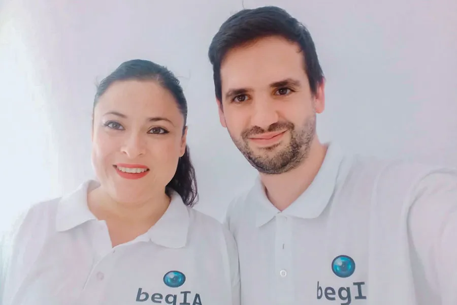 Igor Garc&iacute;a-Atutxa y Francisca Villanueva, los desarrolladores de la app 'begIA' app de prevenci&oacute;n de ceguera