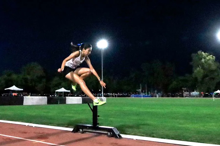 Paulina Marcos, de Borregos Laguna, en competencia de 3 mil metros con obst&aacute;culos en CONADEIP 2024