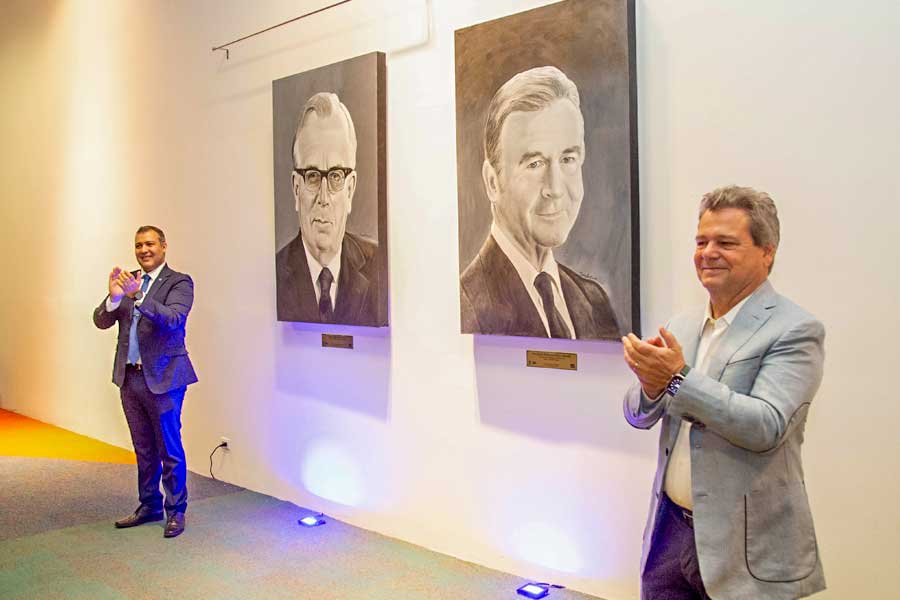 Develaci&oacute;n pinturas Don Eugenio Garza Sada y Don Javier R. Bours Almada en aniversario del Tec campus Ciudad Obreg&oacute;n