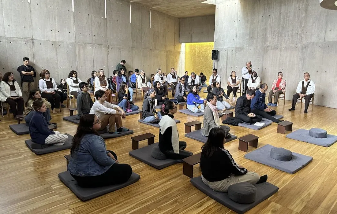 Estudiantes y miembros de comunidades religiosas fueron parte de los asistentes al di&aacute;logo interreligioso. 