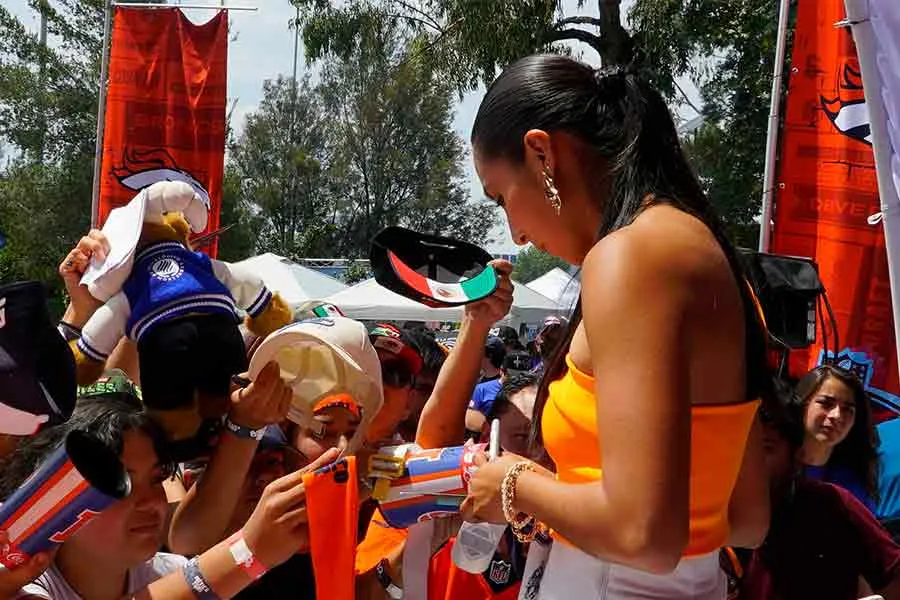 Diana Flores realiz&oacute; el anuncio acompa&ntilde;ada de Terrell Davis y Jake Plummer