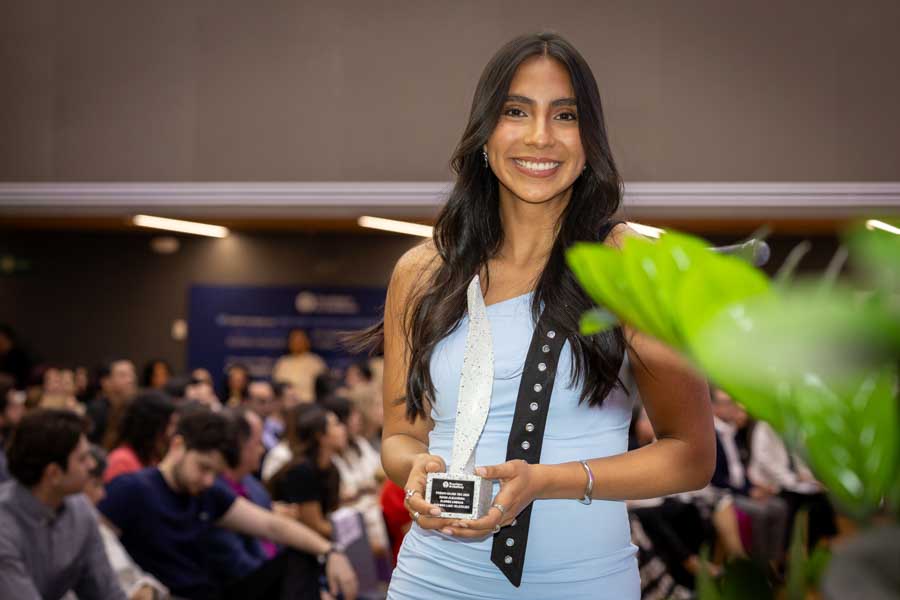 Diana Flores gana Premio Mujer Tec 2025 impulsando al deporte femenino