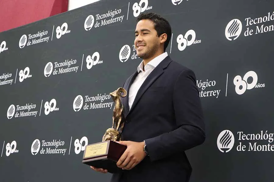 Diego Bot&iacute;n, ganador de Borrego de Oro en Desarrollo Profesional de la generaci&oacute;n diciembre 2023.