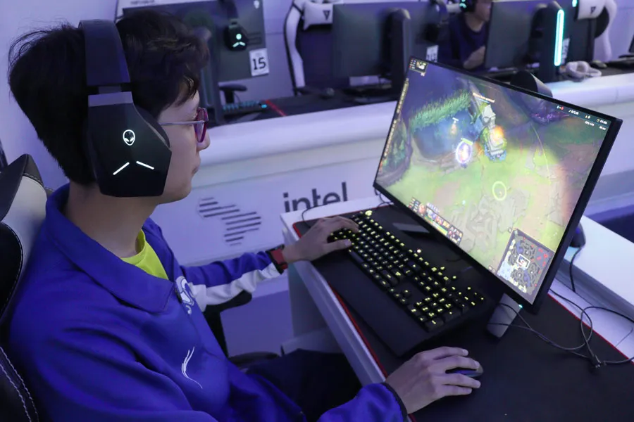 Alumno del Tec jugando una partida de League of Legends.