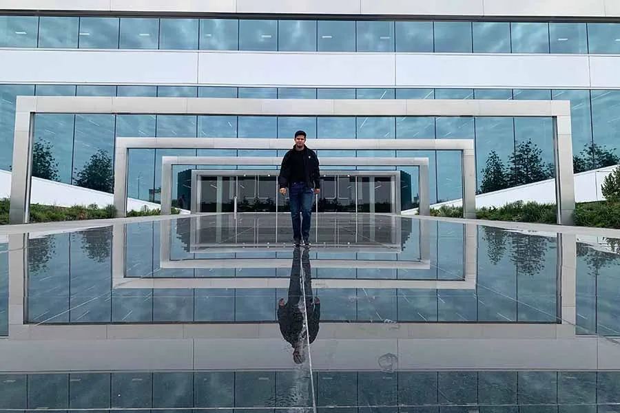 Diego Paredes en las instalaciones de Tesla en Austin, Texas.