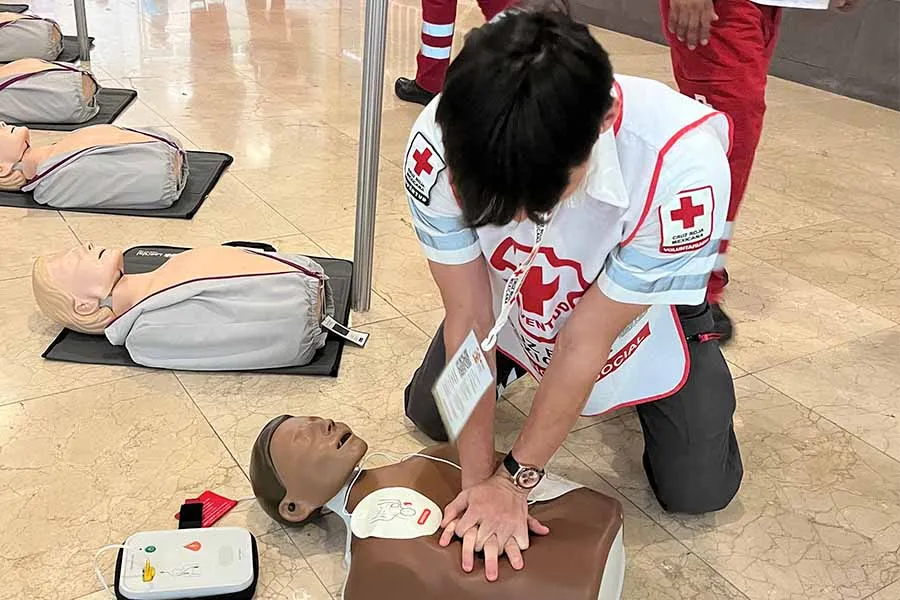 Diego Romero durante pr&aacute;ctica de RCP en la Cruz Roja