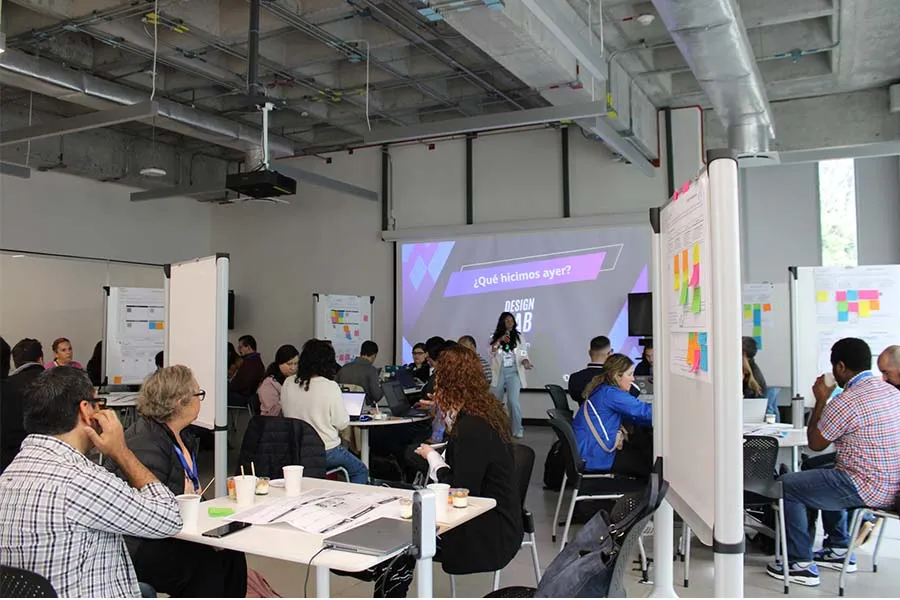 profesores del tec dise&ntilde;ando