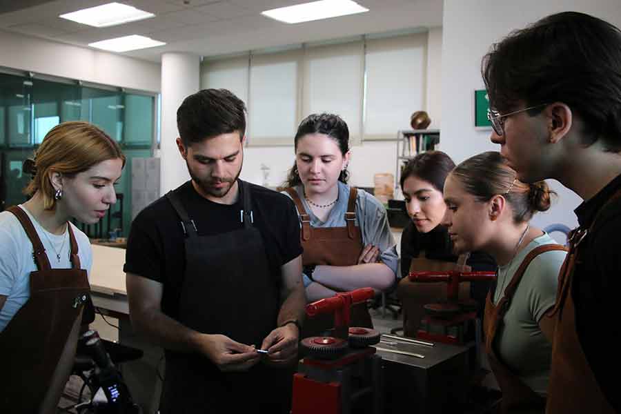 Diseño joyería, EXATEC expone internacionalmente y enseña a estudiantes del Tec Guadalajara. 