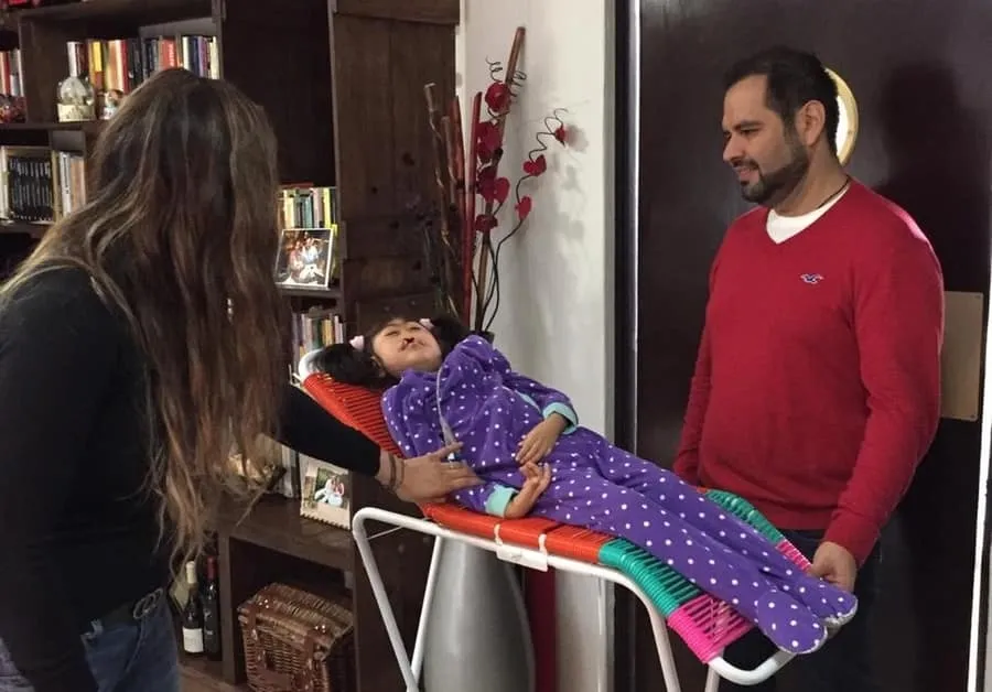 Dise&ntilde;adores Industriales crean dispositivo de aseo para ni&ntilde;a con par&aacute;lisis cerebral
