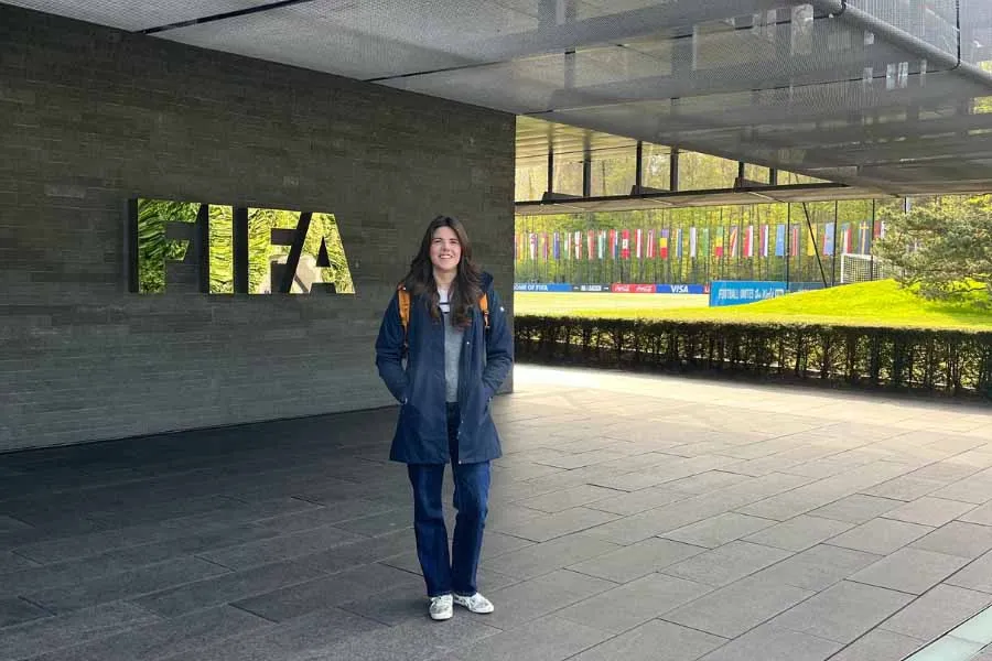 Adriana en las oficinas de FIFA