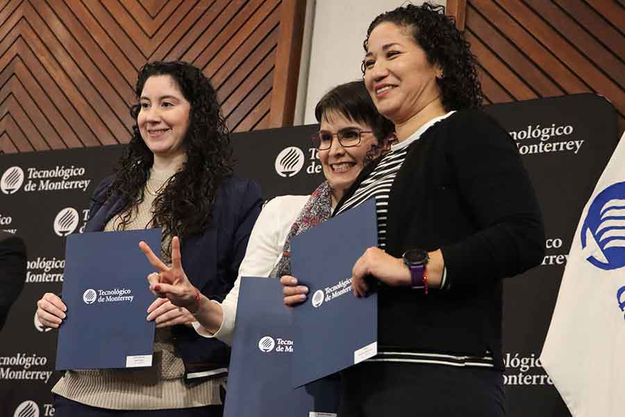 Los docentes galardonador recibieron un reconocimiento de manos de las autoridades de la instituci&oacute;n.