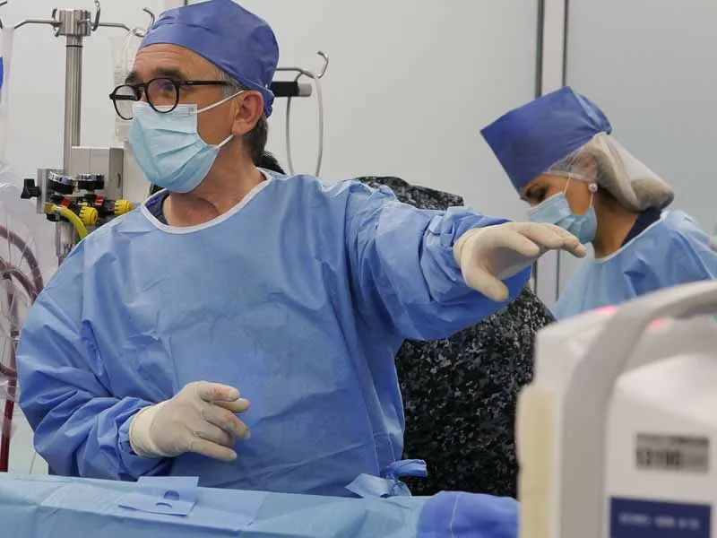 Oxigenaci&oacute;n por membrana extracorp&oacute;rea o ECMO permite a los pulmones recuperarse mientras realiza sus funciones.