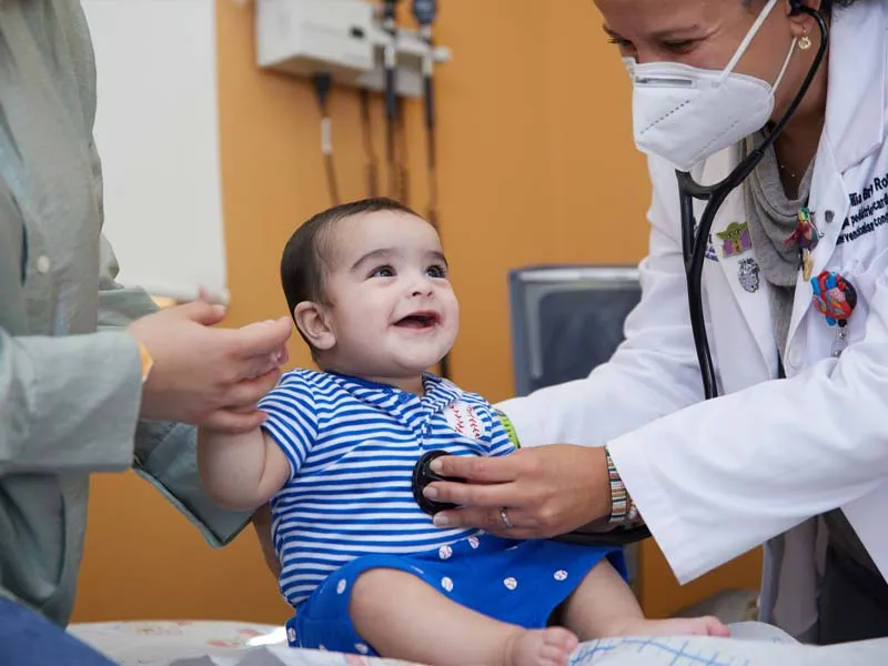 Doctora Cecilia Britton revisando la salud de un paciente pedi&aacute;trico.