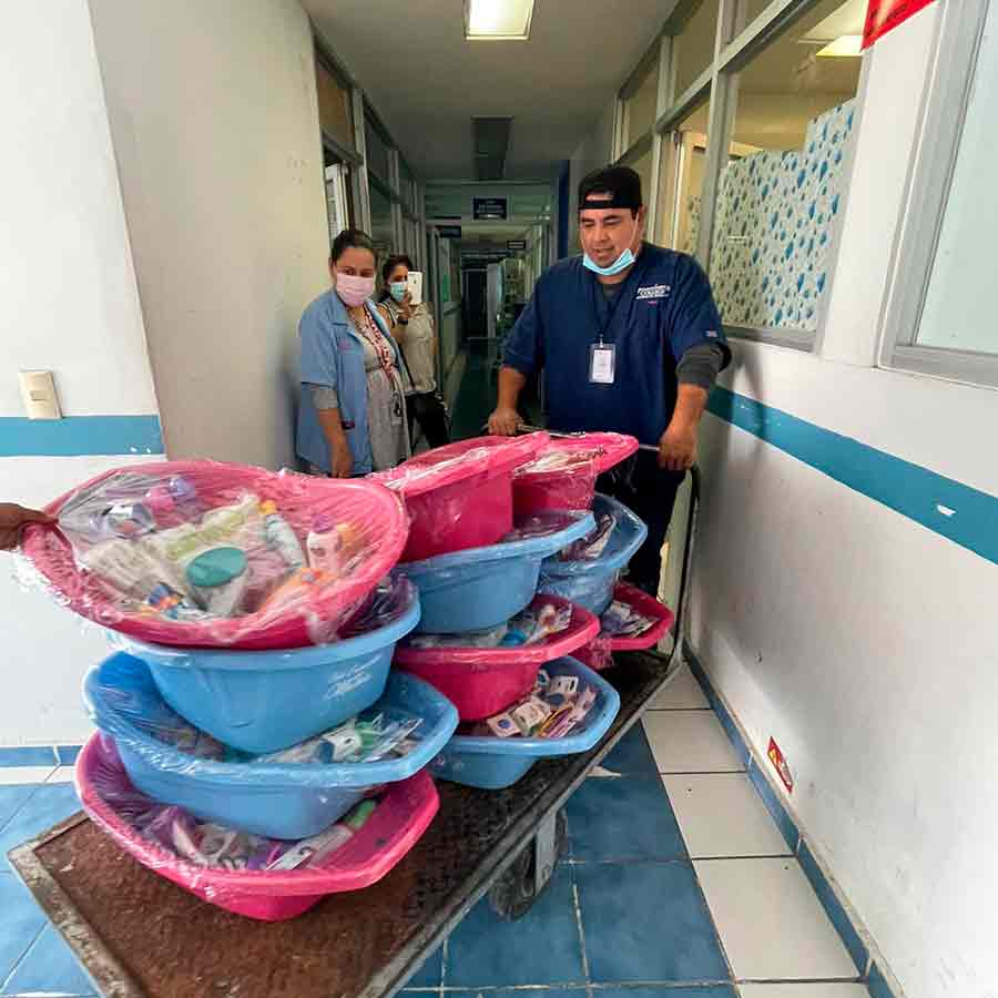 Proyecto Canastas de María, donación de despensas a madres solteras del Hospital Zoquipan.
