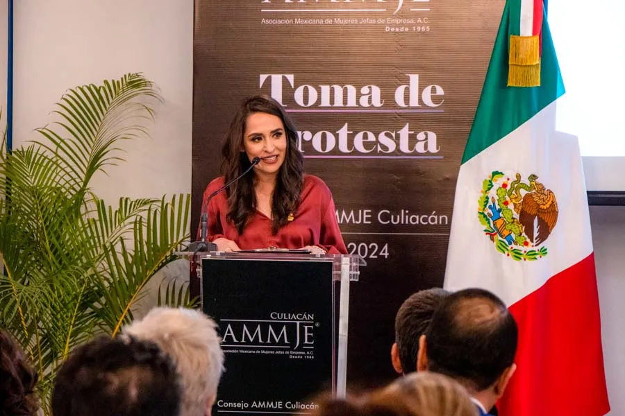Dorina tomando protesta frente a p&uacute;blico como presidenta de ammje