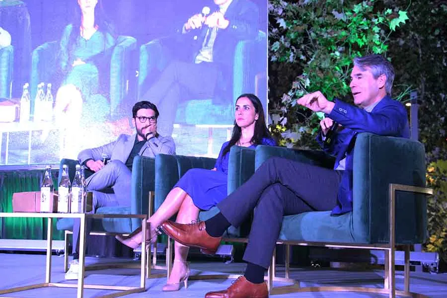 Dr. Mauricio Gonz&aacute;lez junto a dra. Tania Zertuche, de TecSalud, y Guillermo Torre, rector de TecSalud.