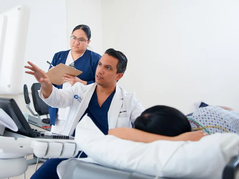 Cardi&oacute;logo del Hospital Zambrano Hellion diagnosticando a un paciente.