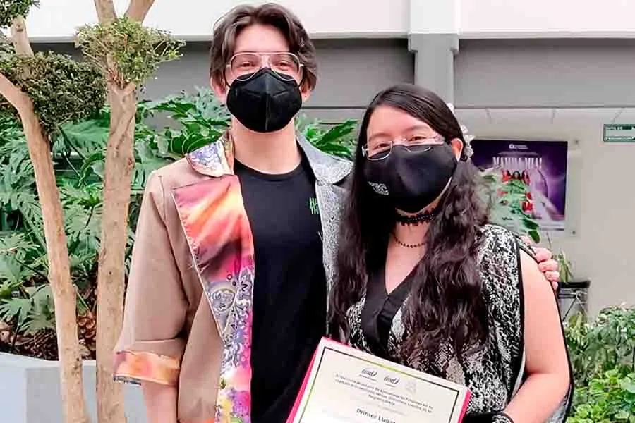 Con gabardina y el Muro de Berl&iacute;n obtienen 1er lugar en Eco Runway