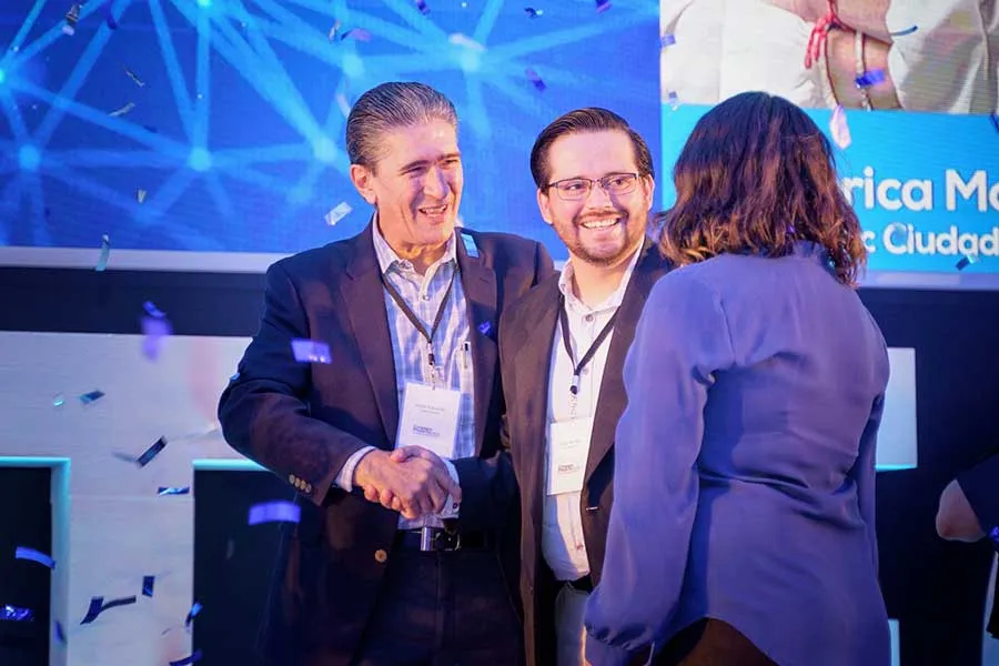 Eder Hern&aacute;ndez, ganador al Premio Profesor Inspirador Nacional 2021 de PrepaTec