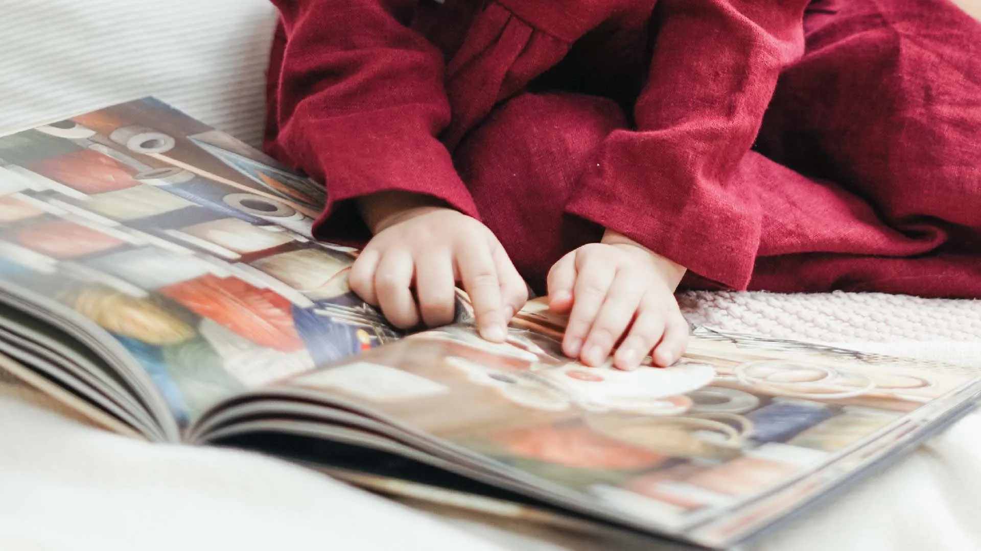 Manos de ni&ntilde;o leyendo un libro