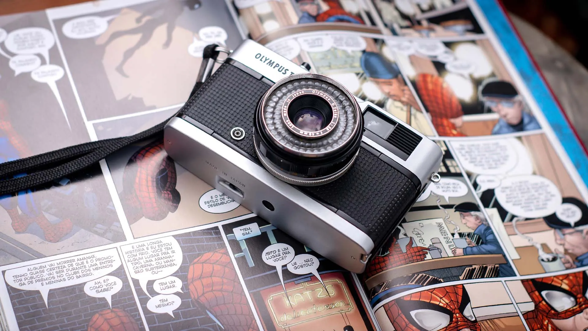 c&aacute;mara fotogr&aacute;fica con c&oacute;mic de fondo