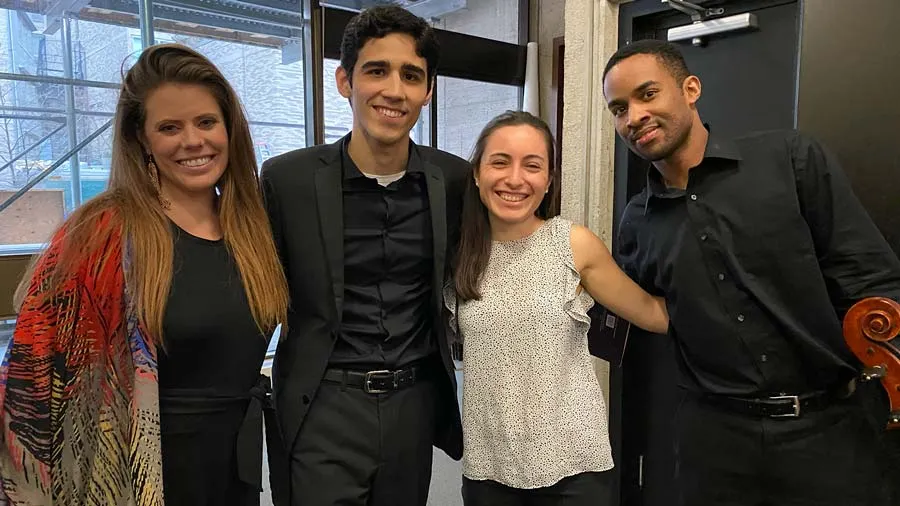 Eduardo y otras personas posando a la c&aacute;mara en Juilliard