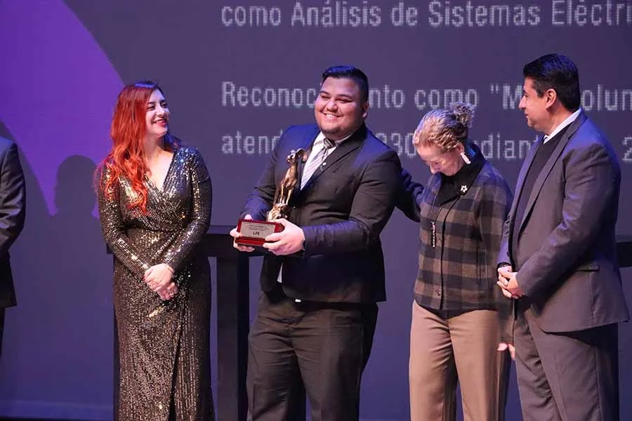 Eduardo Melendres, estudiante del campus Monterrey, como Mentor Acad&eacute;mico Estudiantil.