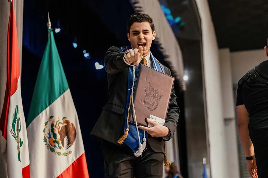 Estudiante del Tec de Monterrey campus Laguna se&ntilde;ala a la c&aacute;mara en su ceremonia de graduaci&oacute;n de la generaci&oacute;n junio 2025