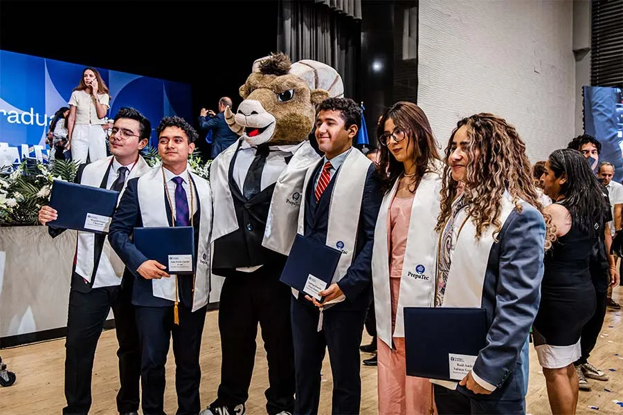 Estudiantes de preparatoria en Torre&oacute;n egresan de la generaci&oacute;n mayo 2025 de PrepaTec Laguna