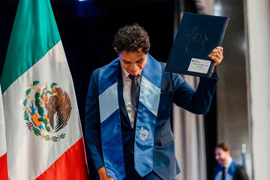 Egresado del Tec de Monterrey campus Laguna al margen del 50 aniversario