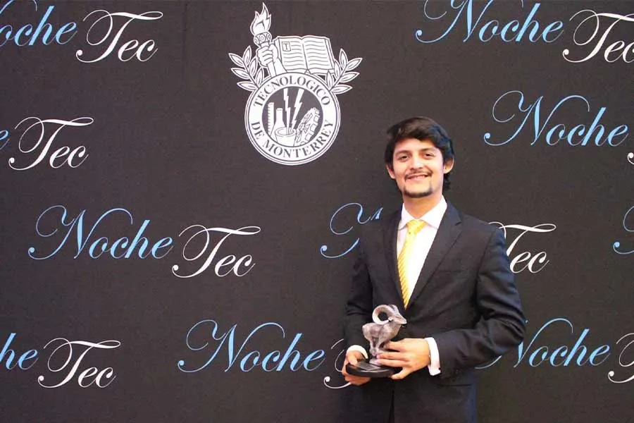 Iv&aacute;n se gradu&oacute; del Tec con honores por desarrollo integral.