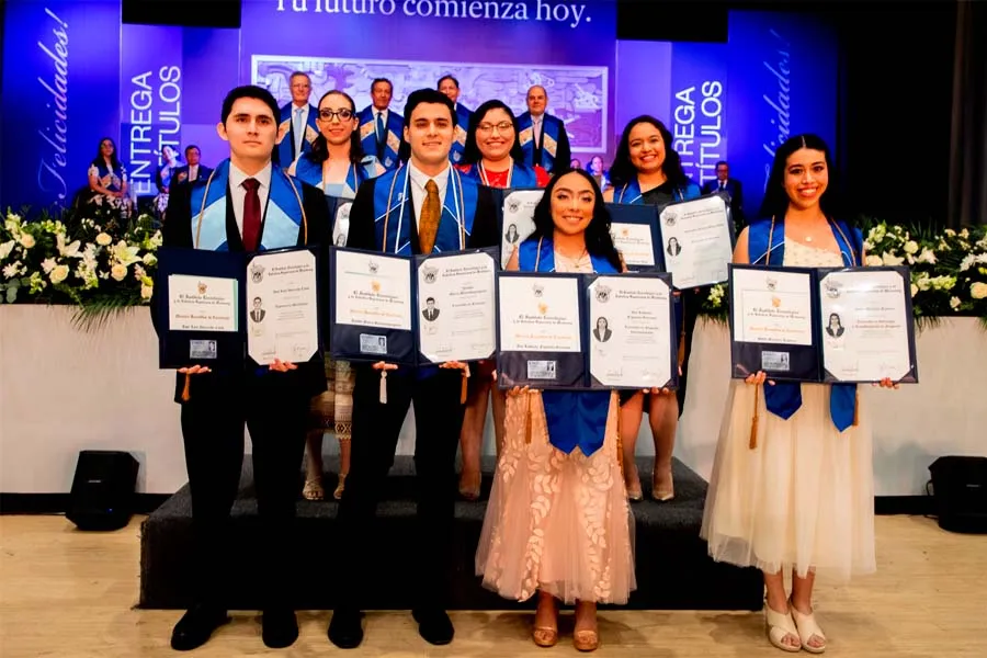 Estudiants con menci&oacute;n honor&iacute;fica de excelencia posan para fotograf&iacute;a en la graduaci&oacute;n de la generaci&oacute;n junio 2025 del Tec de Monterrey campus Laguna