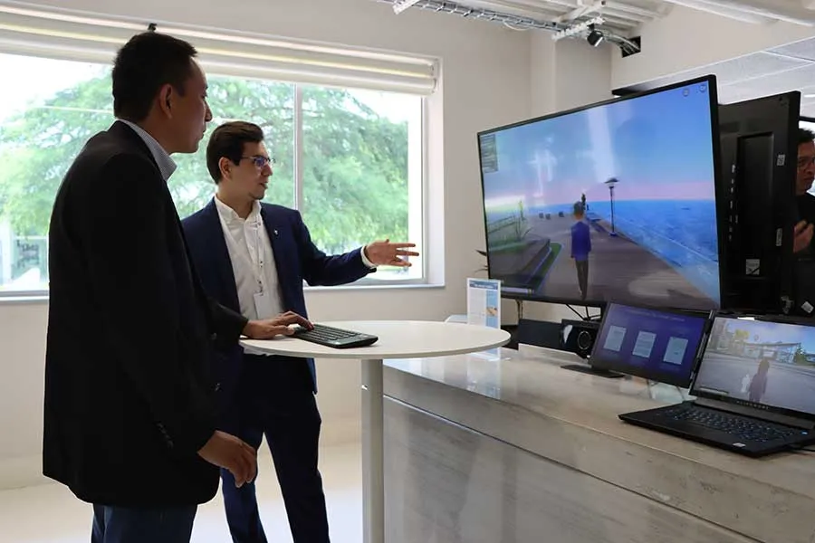 Eisuke Sakai Gerente Mercadeo de SONY en Latinoam&eacute;rica, tom&oacute; una breve demostraci&oacute;n del metaverso del Tec de Monterrey.