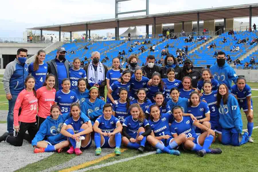 El equipo de Borregos Femenil pos&oacute; para la foto en el medio tiempo.