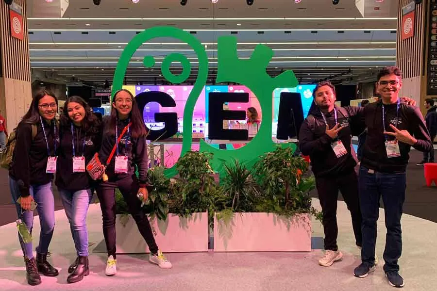 El equipo reunido para la competencia en Par&iacute;s.