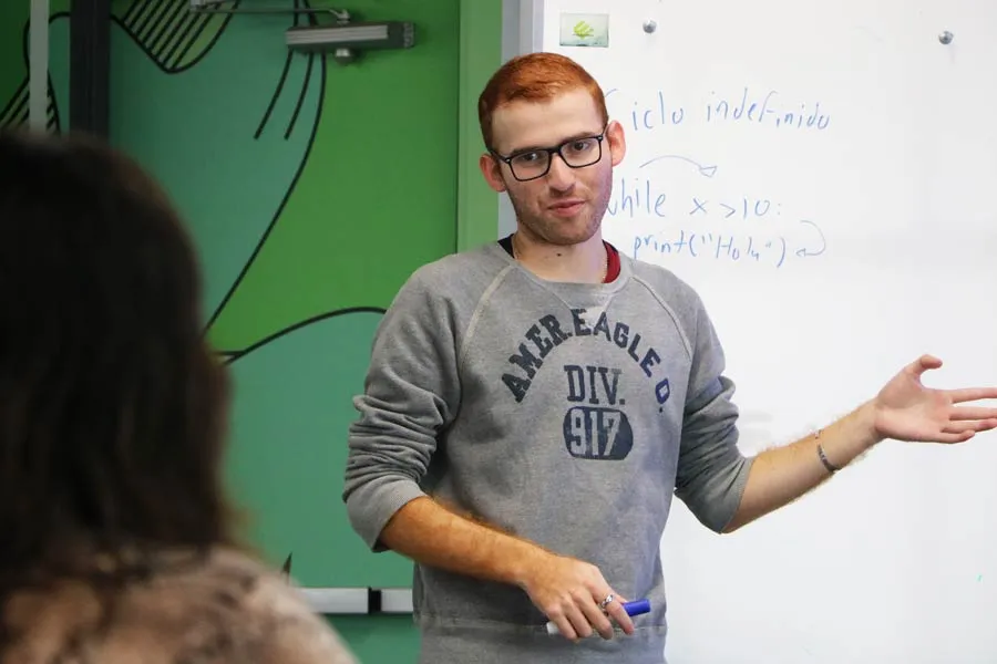 El EXATEC explicando a una alumna c&oacute;mo programar en Python.