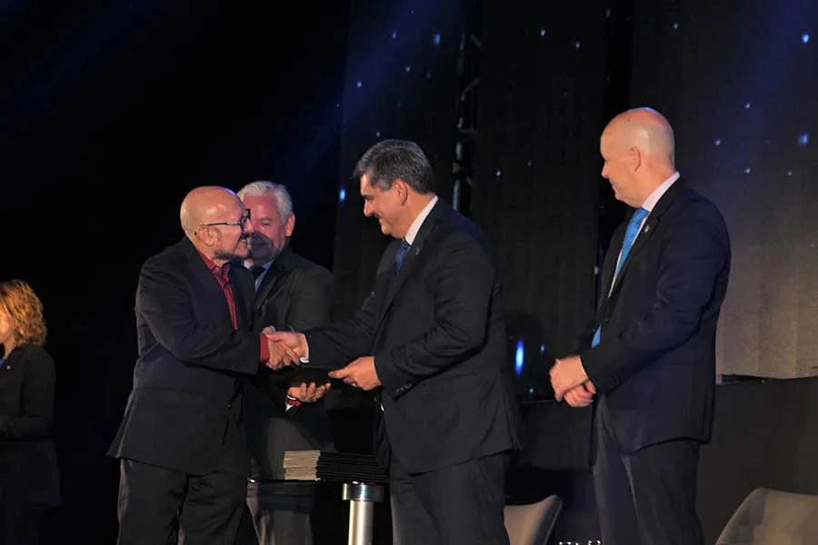 El profesor fue reconocido en la ceremonia de Lealtad del campus Monterrey por sus 45 a&ntilde;os como docente.