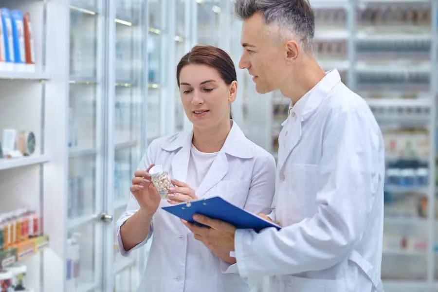 El farmac&eacute;utico cl&iacute;nico, entre otras funciones, debe gestionar la dispensaci&oacute;n de medicamentos a los usuarios.