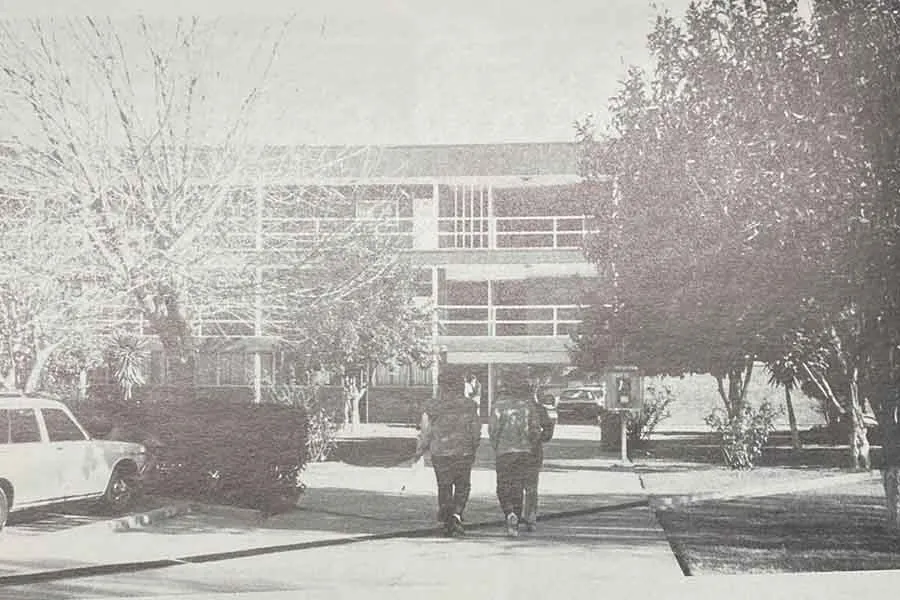 Grupo de estudiantes camina hacia edificio en los primeros a&ntilde;os del Tec de Monterrey campus Laguna